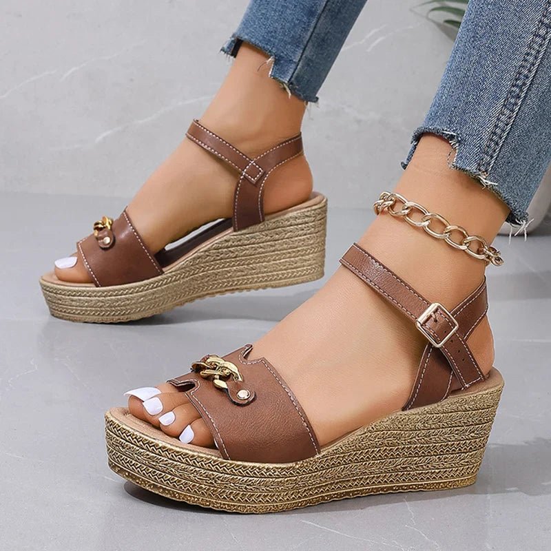 MEVINA | CHAIN DETAIL WEDGE SANDALS